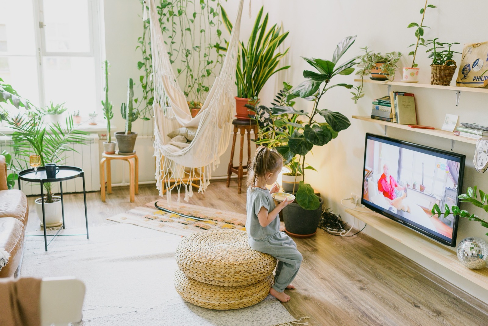 Person schaut IPTV auf einem modernen Smart TV in der Schweiz
