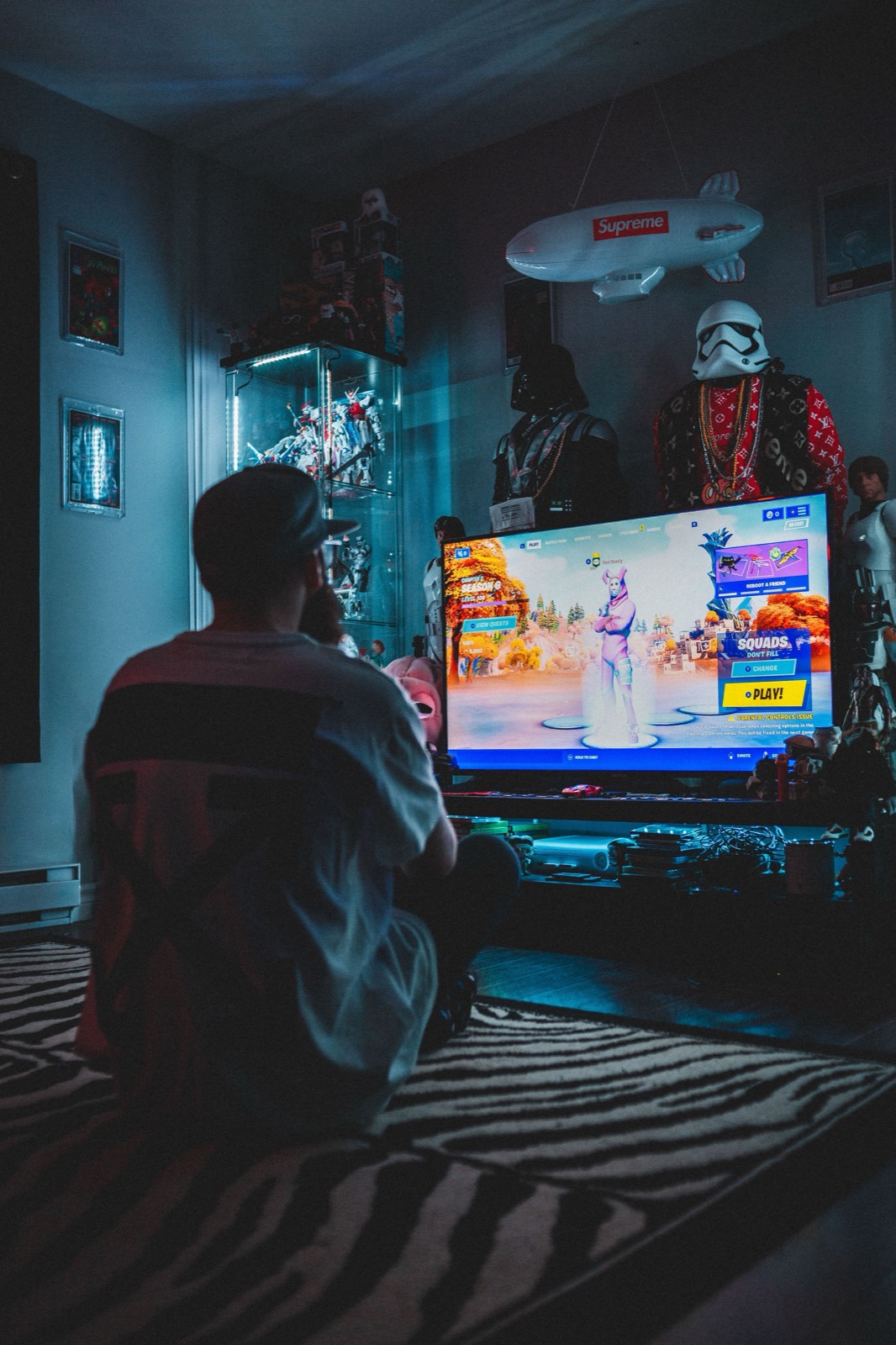 Schweizer Nutzer überprüft legale IPTV-Anbieter auf dem Laptop