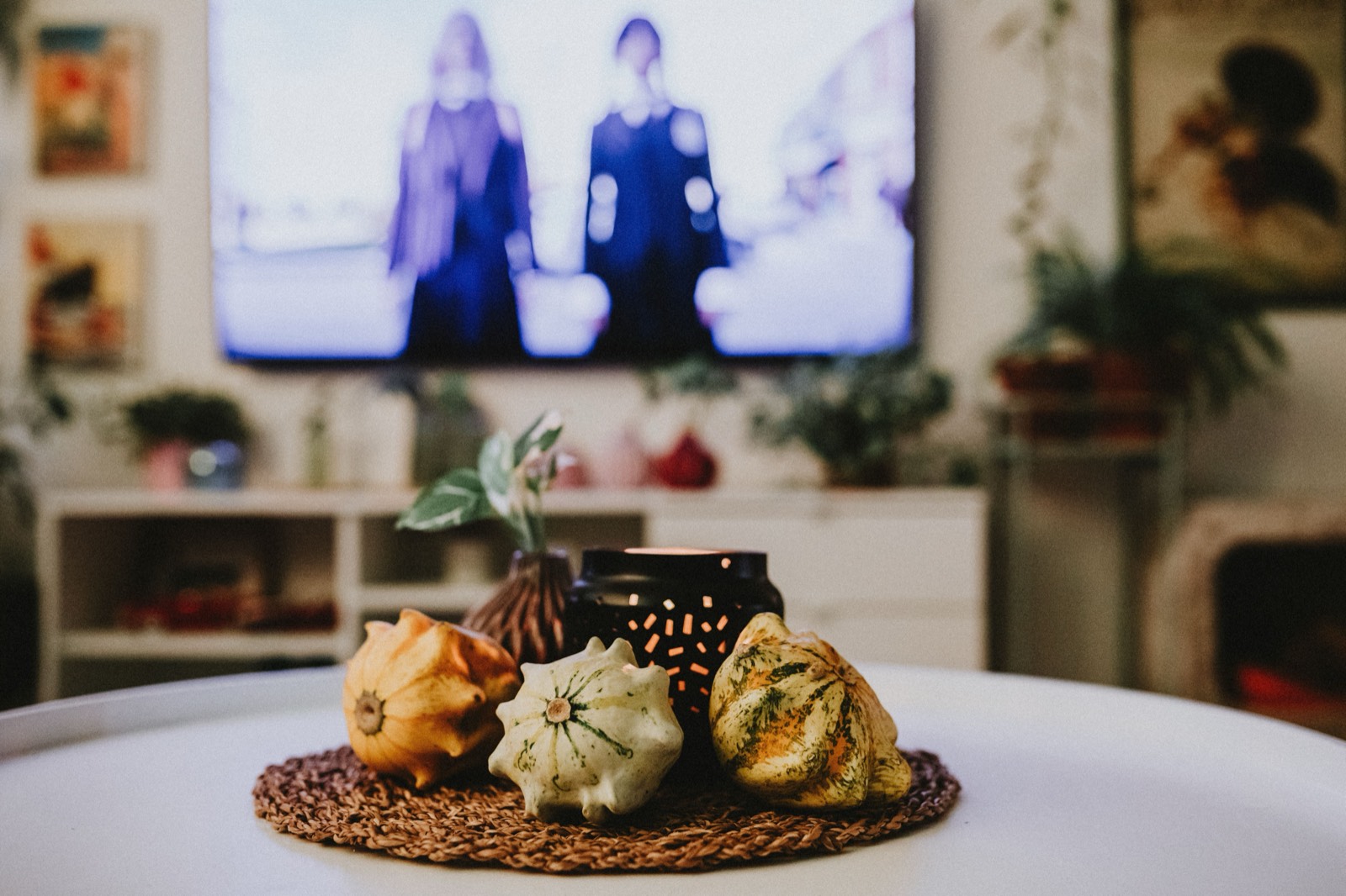 Entspanntes Wohnzimmer-Setup für IPTV Streaming in der Schweiz