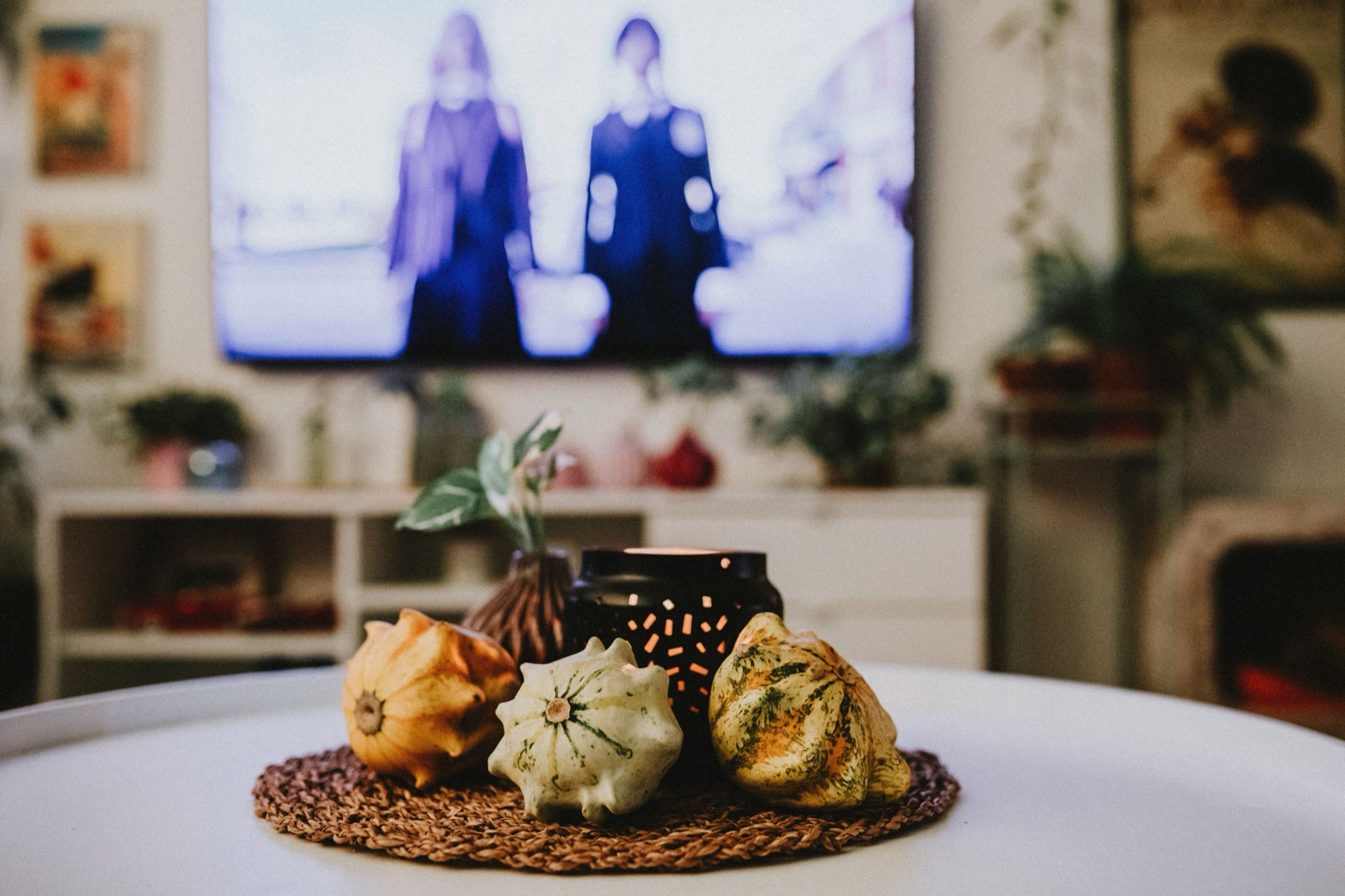 Living room setup with streaming device connected to TV for IPTV Schweiz viewing